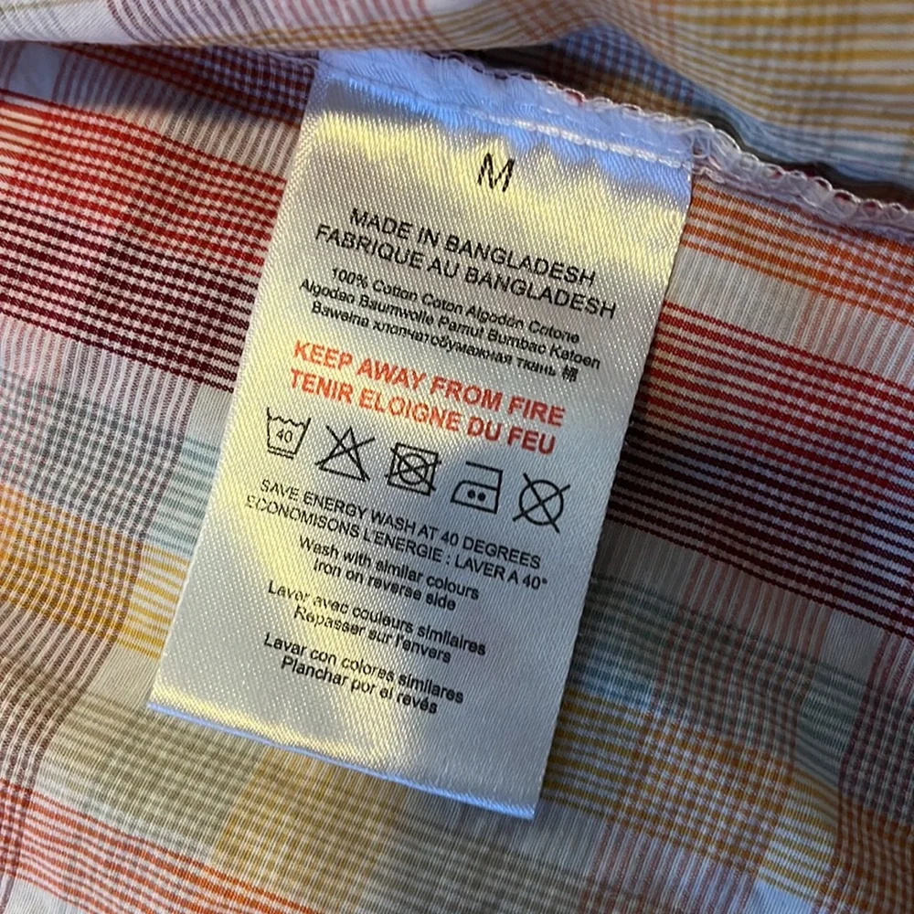 🔥Multi colored Short Sleeved Button Down🔥 - Picture 4 of 5